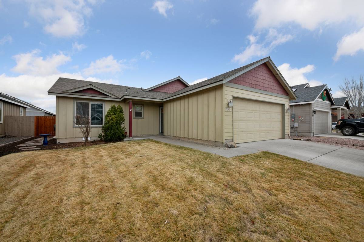 House for rent at 953 SW 25th Place, Redmond, OR 97756