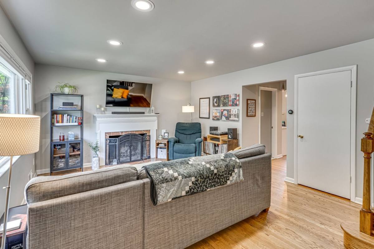 House for rent at 3 Groves Ave, Alexandria, VA 22305