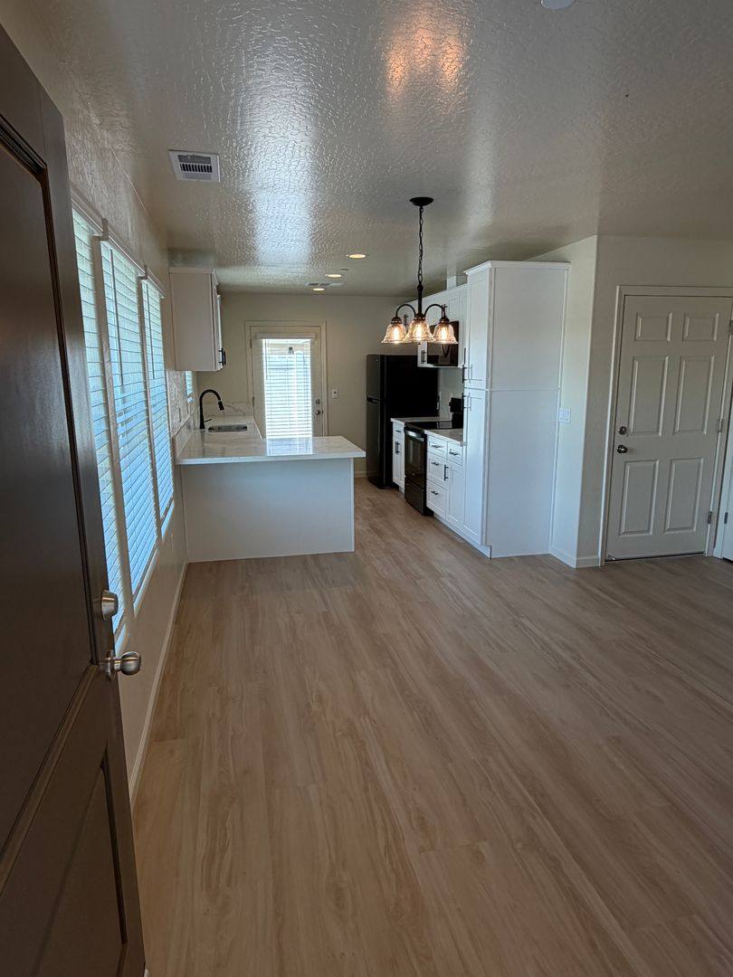 Apartment for rent at 1092 Glass Ave, Tulare, CA 93274