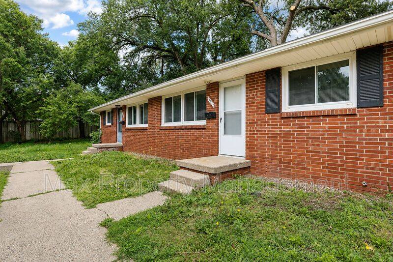 House for rent at 3420 SW 8th St, Des Moines, IA 50315