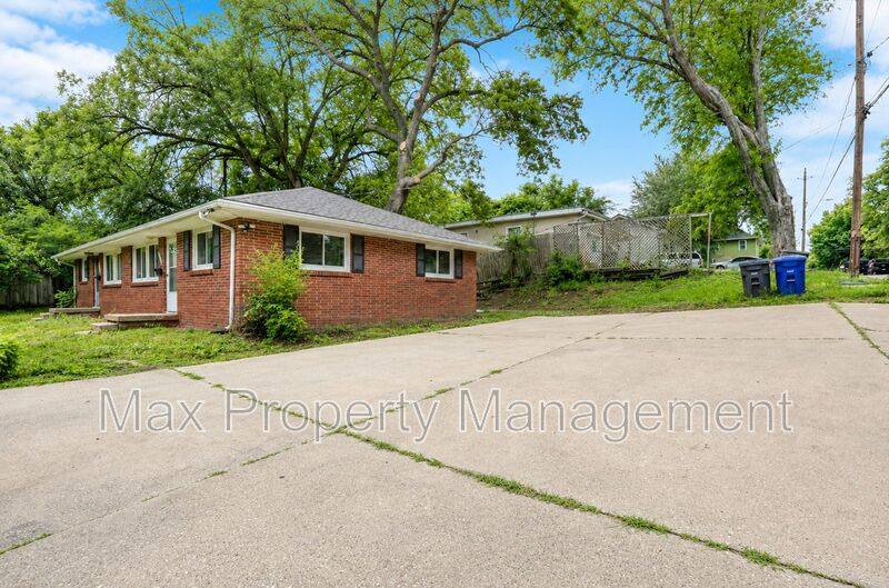 House for rent at 3422 SW 8th St, Des Moines, IA 50315