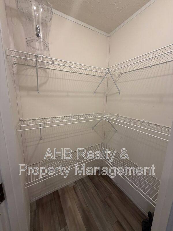 House for rent at 2158 Meadow Ridge Rd, Burlington, NC 27217