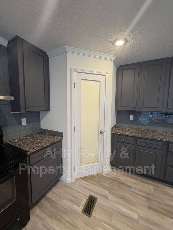 House for rent at 2158 Meadow Ridge Rd, Burlington, NC 27217