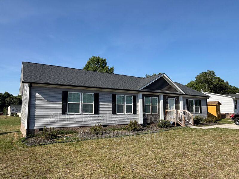 House for rent at 2158 Meadow Ridge Rd, Burlington, NC 27217