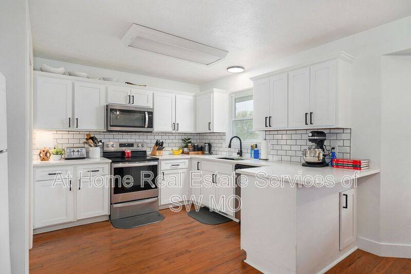House for rent at 1539 W Rockwood Court, Springfield, MO 65807