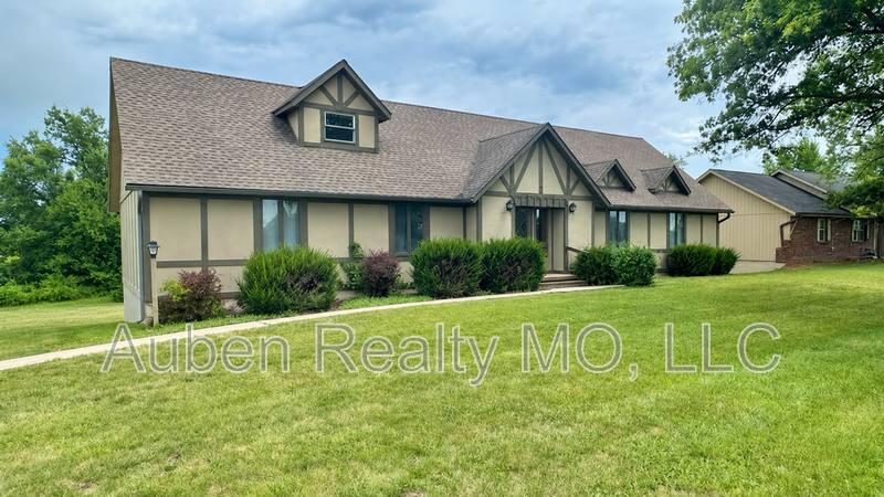 Apartment for rent at 11763 Wood Oak Ave #4, Richmond, MO 64085