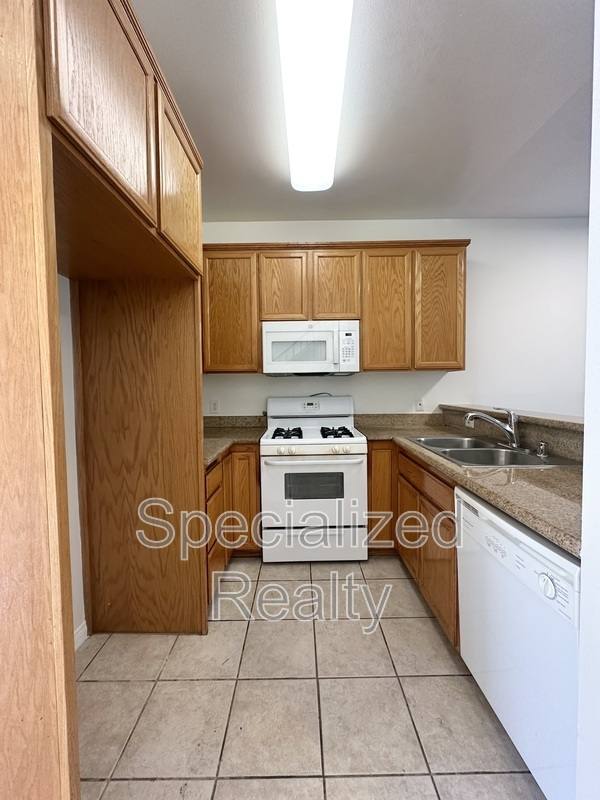 Townhouse for rent at 5716 Whitsett Ave #11, Valley Village, CA 91607
