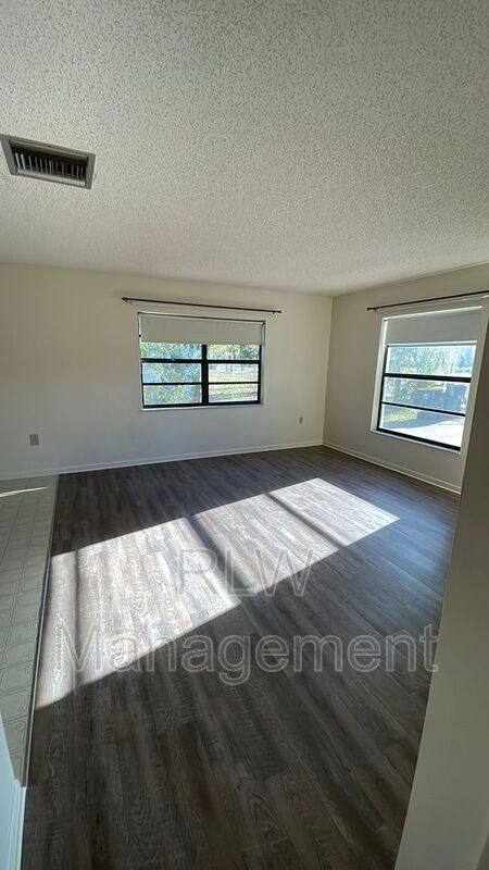 House for rent at 44 S Kentucky Ave, Umatilla, FL 32784