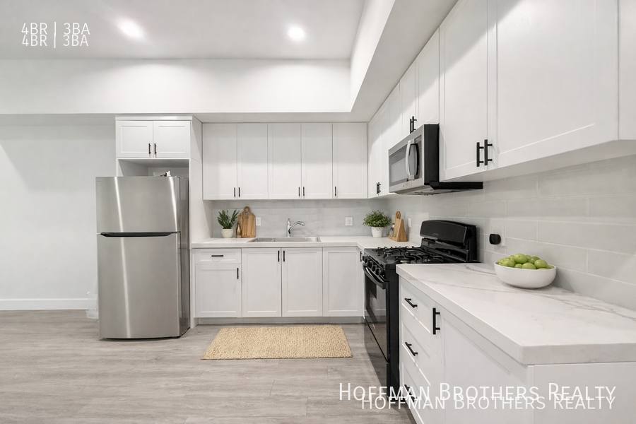 Townhouse for rent at 6905 Ben Ave #102, North Hollywood, CA 91605