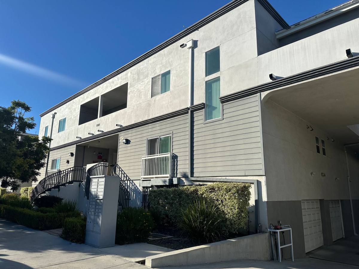 Townhouse for rent at 15121 Rayen St, North Hills, CA 91343
