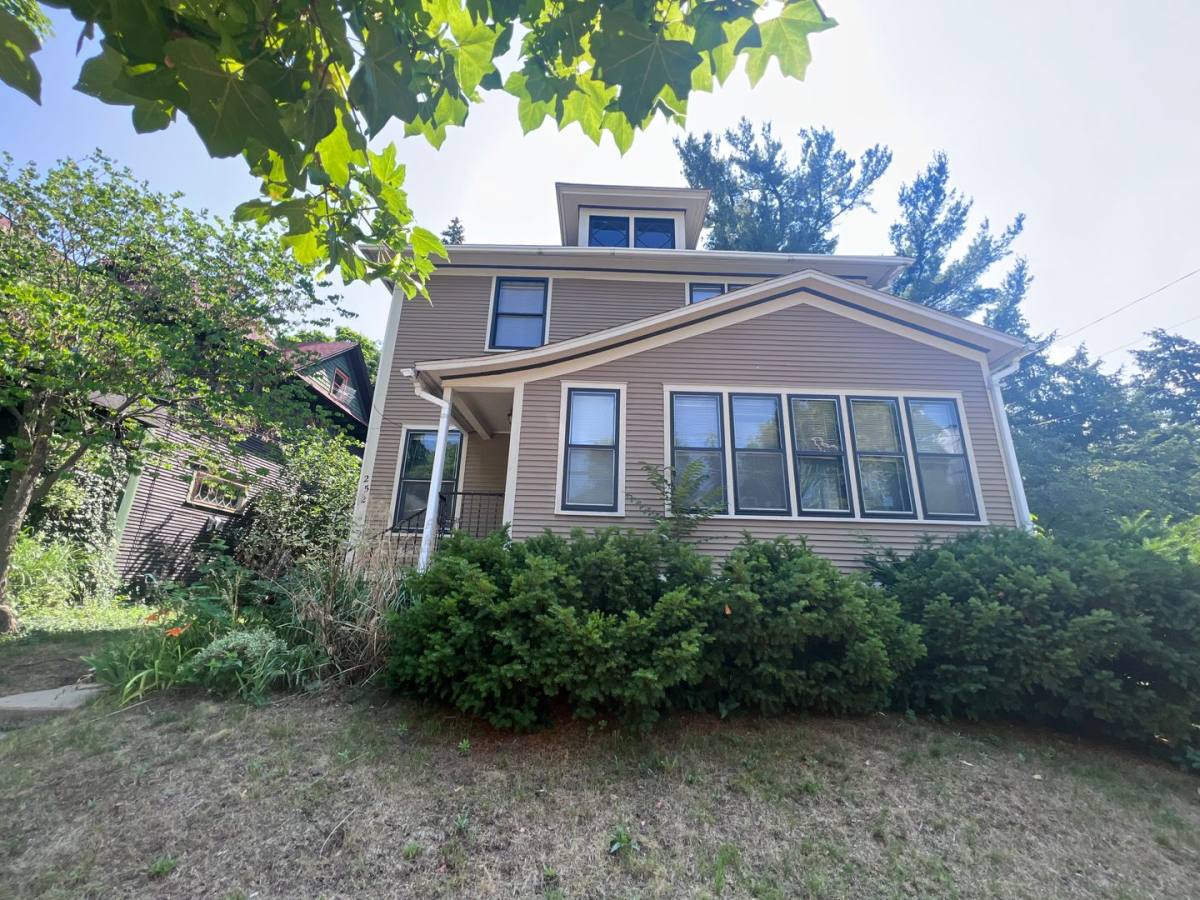 Townhouse for rent at 254 Warren Ave SE, Grand Rapids, MI 49506