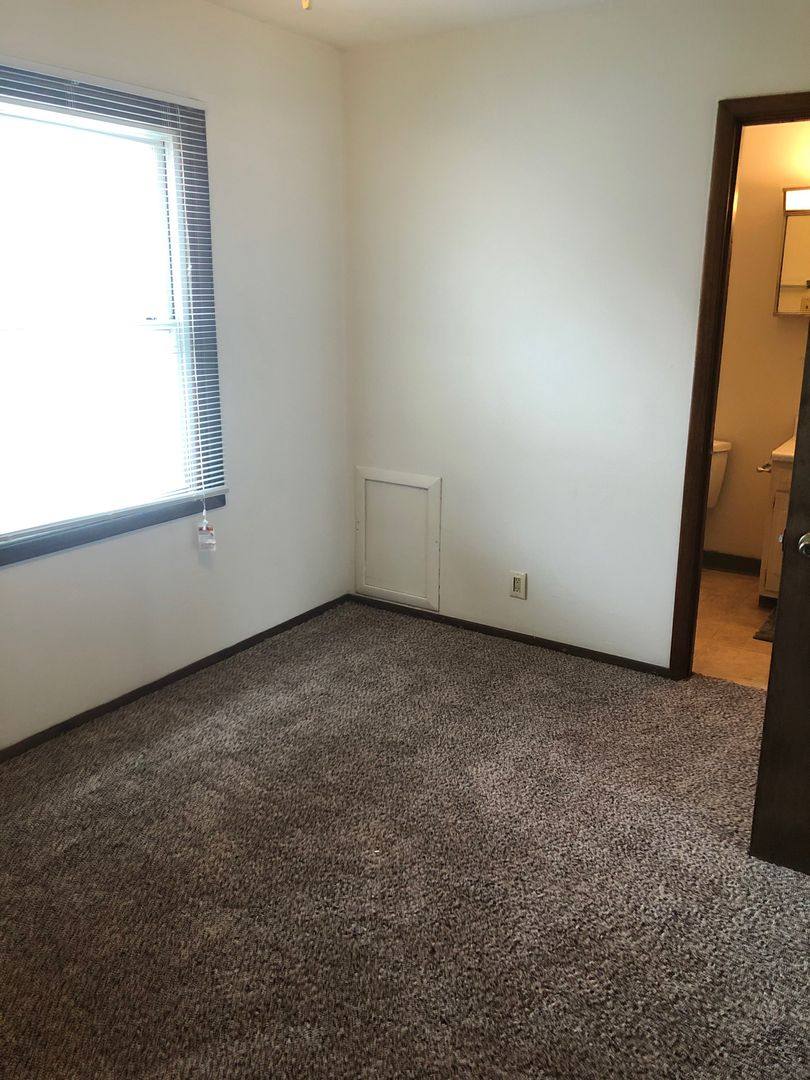 Apartment for rent at 1553 E Ave NE, Cedar Rapids, IA 52402