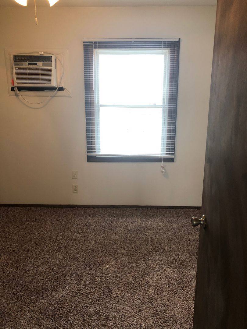 Apartment for rent at 1553 E Ave NE, Cedar Rapids, IA 52402