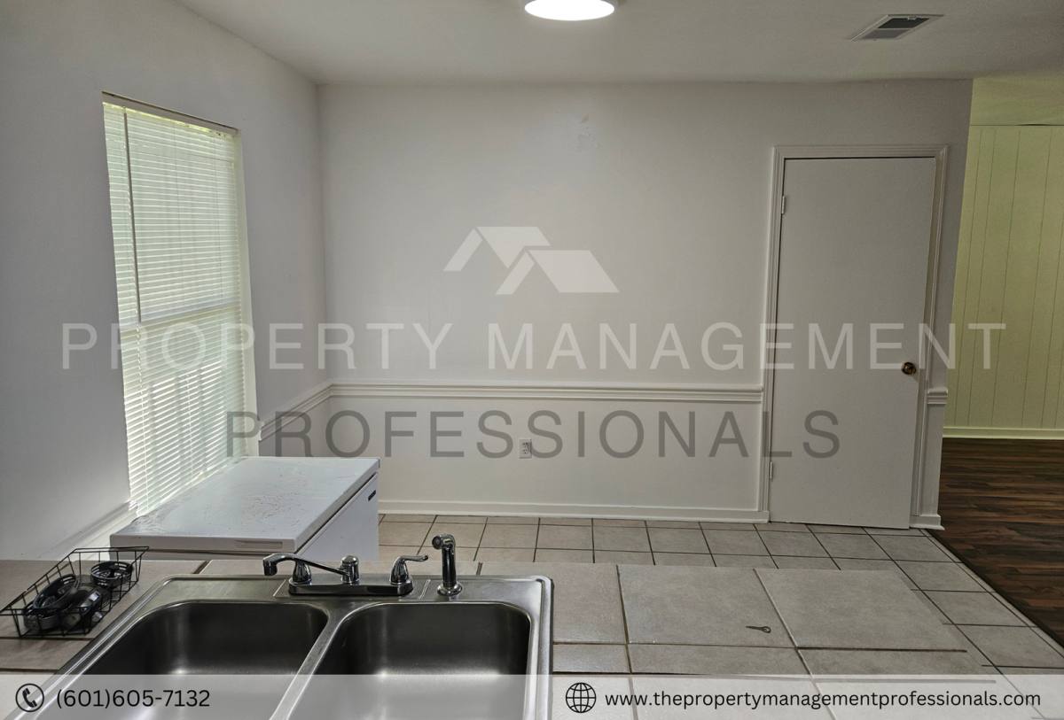 House for rent at 1732 Brookhollow Circle, Jackson, MS 39212