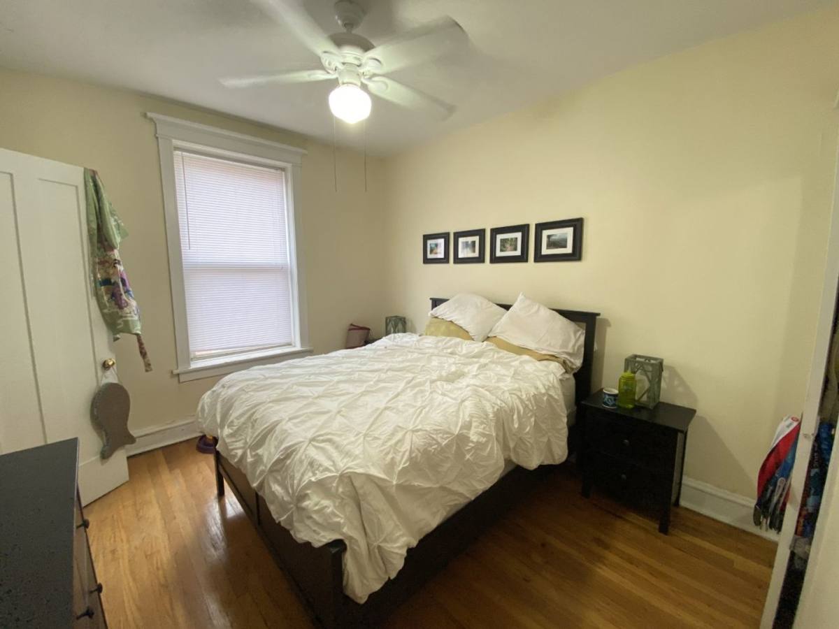 Apartment for rent at 714 W Waveland Ave, Chicago, IL 60613