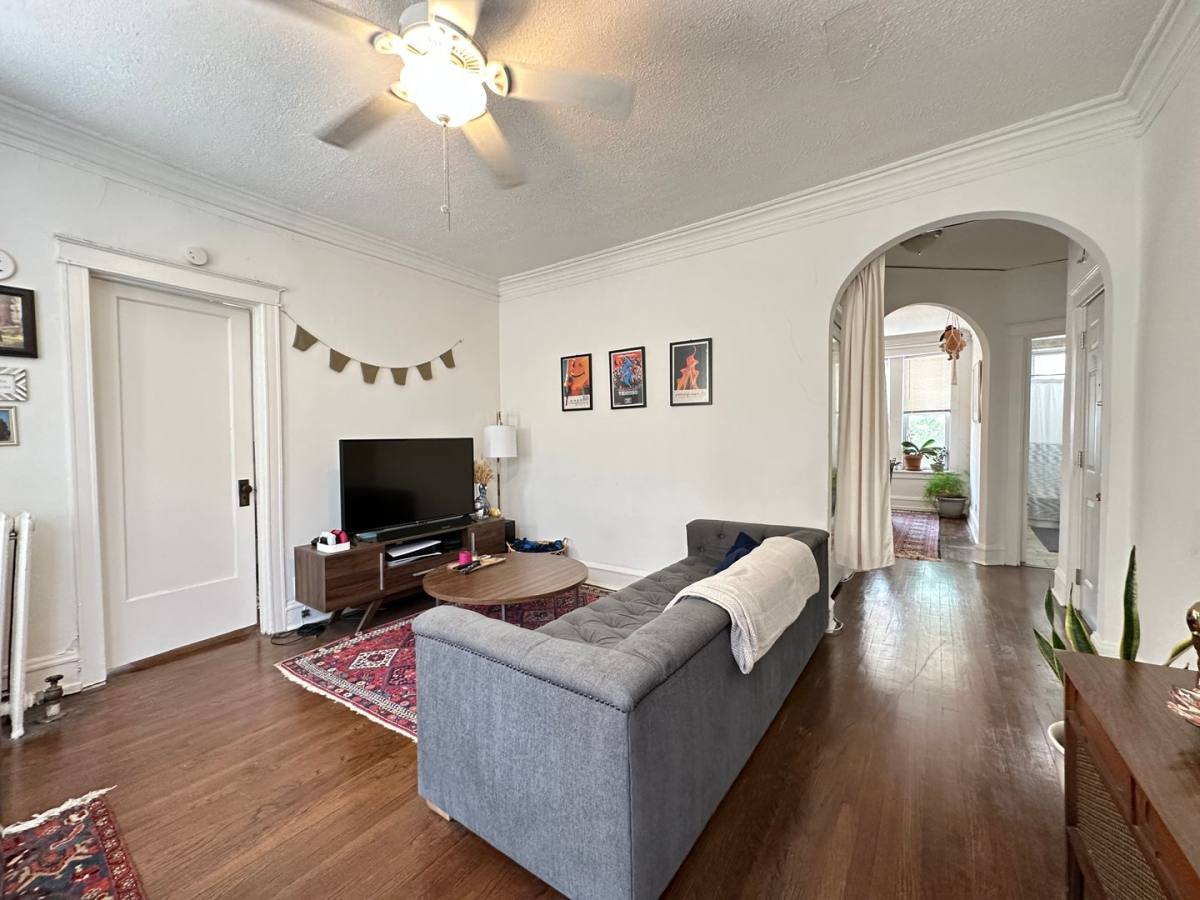 Apartment for rent at 714 W Waveland Ave, Chicago, IL 60613