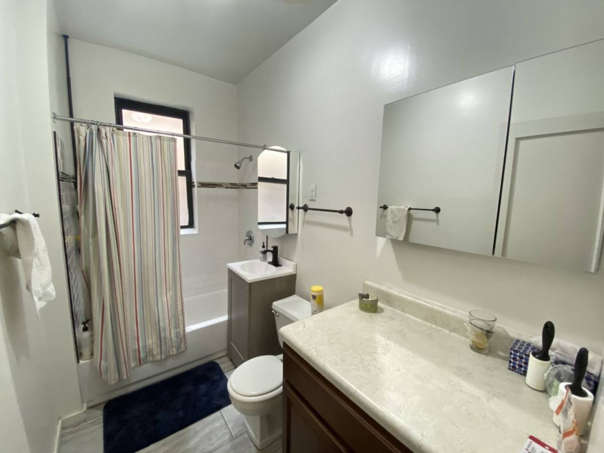 Apartment for rent at 714 W Waveland Ave, Chicago, IL 60613