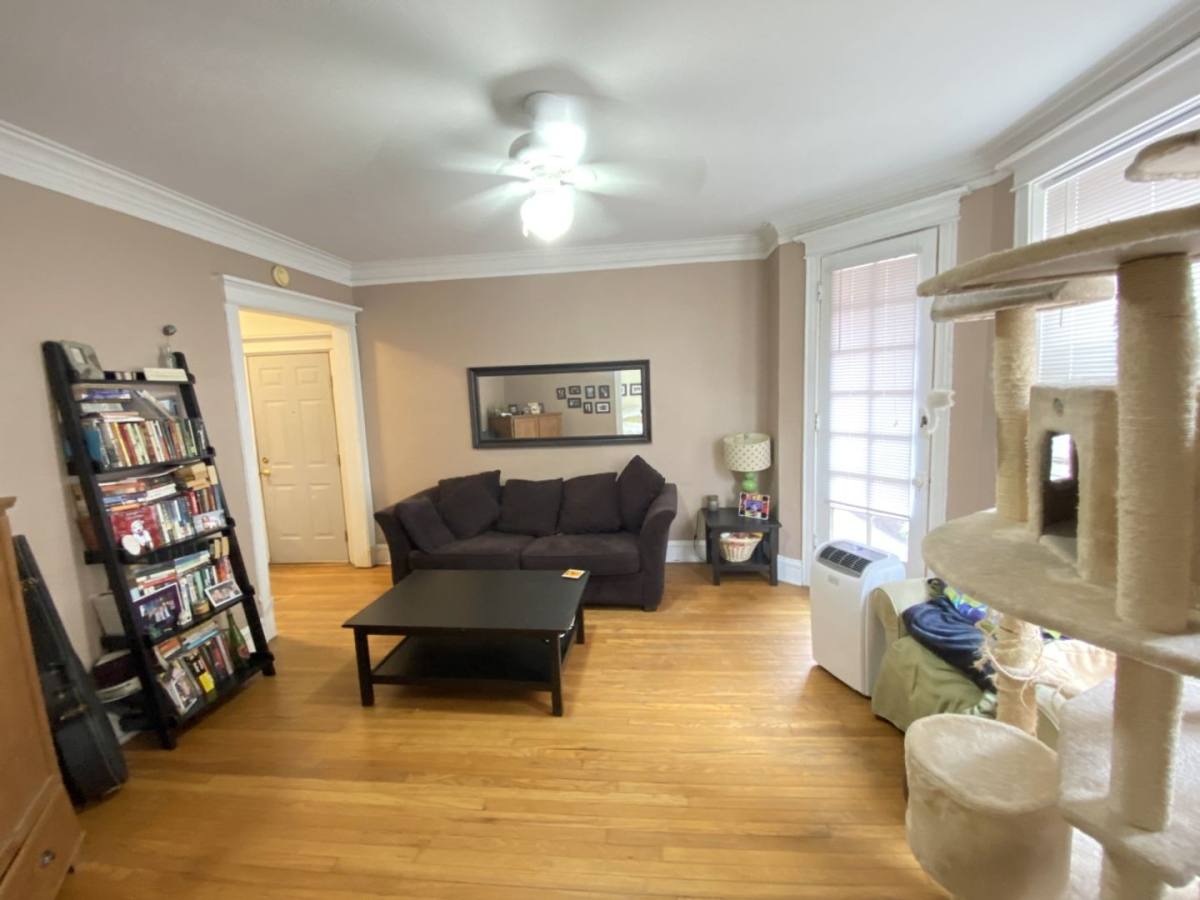 Apartment for rent at 714 W Waveland Ave, Chicago, IL 60613