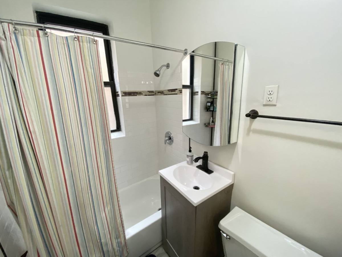 Apartment for rent at 714 W Waveland Ave, Chicago, IL 60613