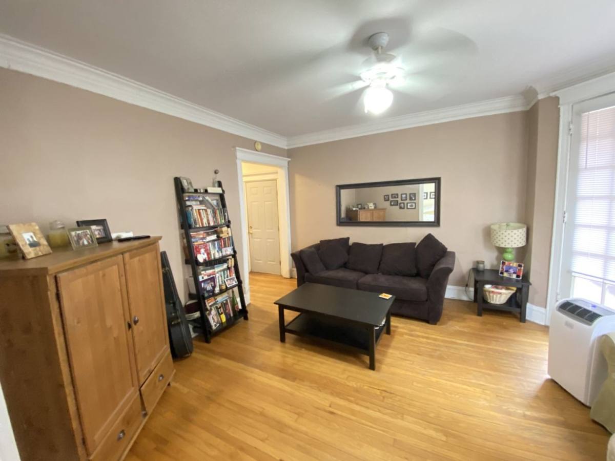 Apartment for rent at 714 W Waveland Ave, Chicago, IL 60613