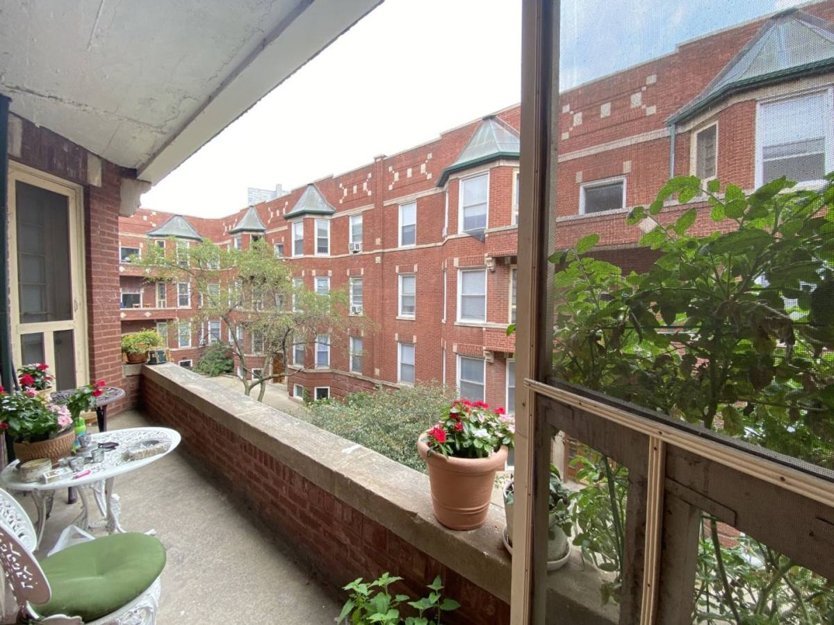 Apartment for rent at 714 W Waveland Ave, Chicago, IL 60613