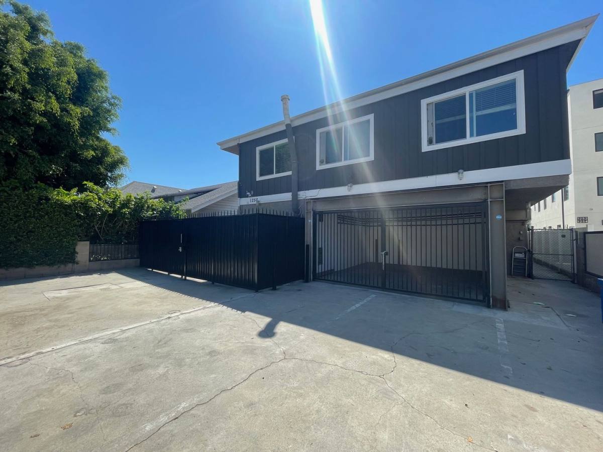 Apartment for rent at 1250 W 37th St, Los Angeles, CA 90007