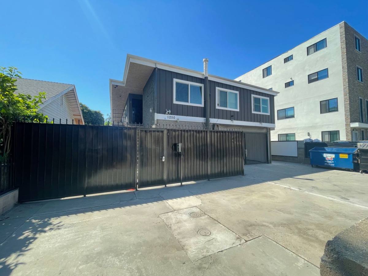 Apartment for rent at 1250 W 37th St, Los Angeles, CA 90007