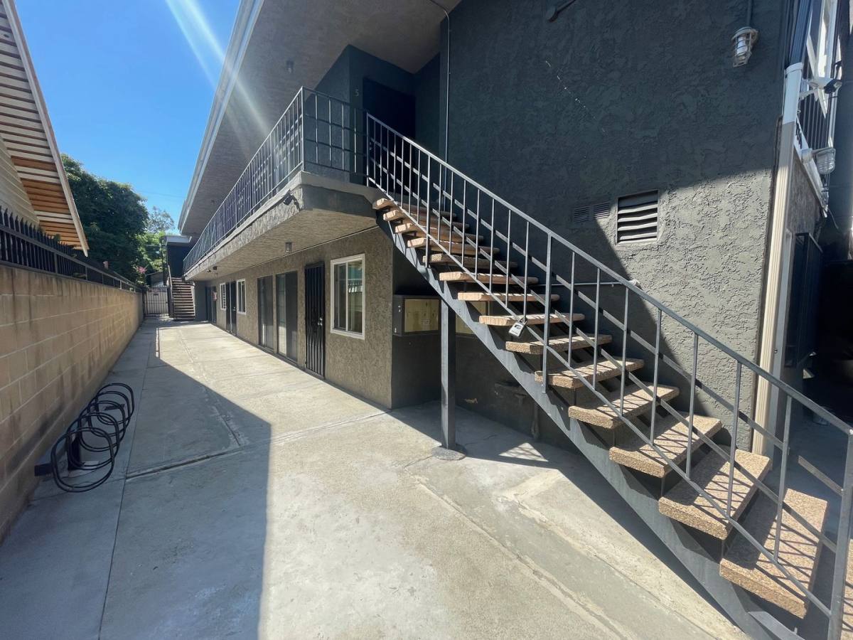 Apartment for rent at 1250 W 37th St, Los Angeles, CA 90007