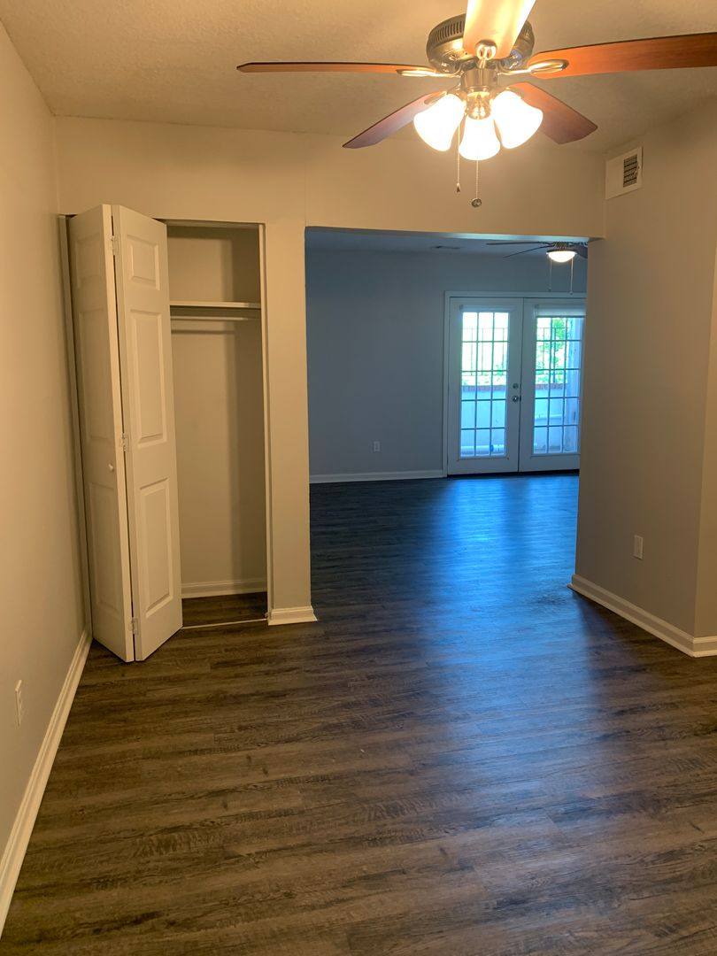 Apartment for rent at 3909 Kenwood, Kansas City, MO 64110