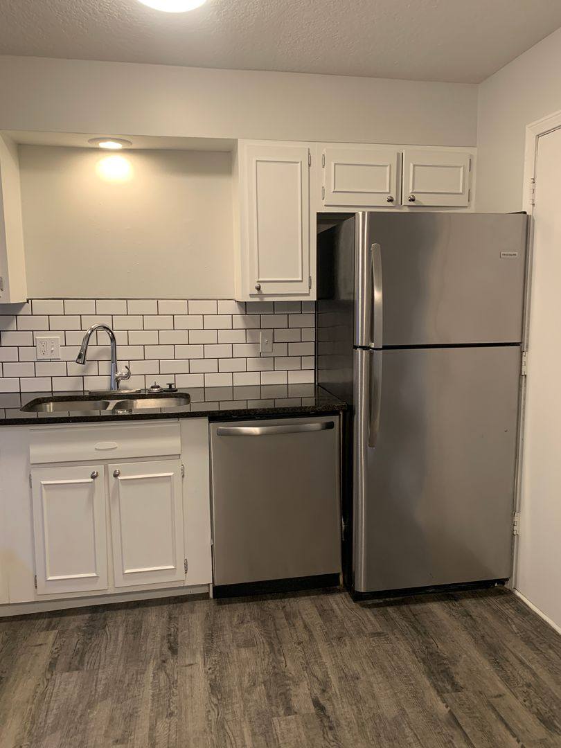 Apartment for rent at 3909 Kenwood, Kansas City, MO 64110