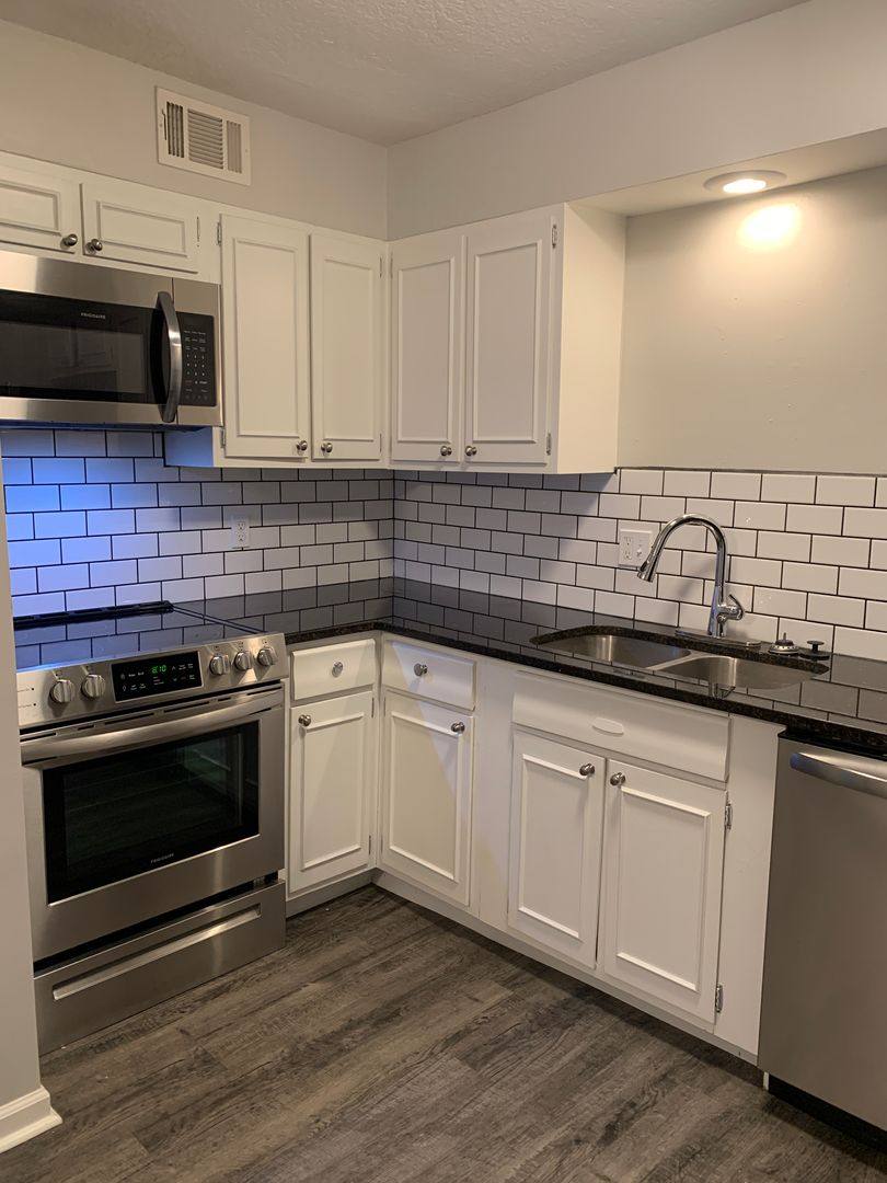 Apartment for rent at 3909 Kenwood, Kansas City, MO 64110