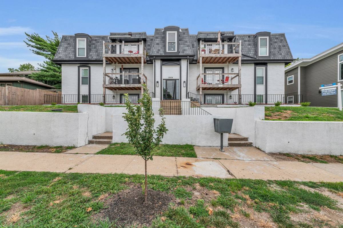 Apartment for rent at 3909 Kenwood, Kansas City, MO 64110