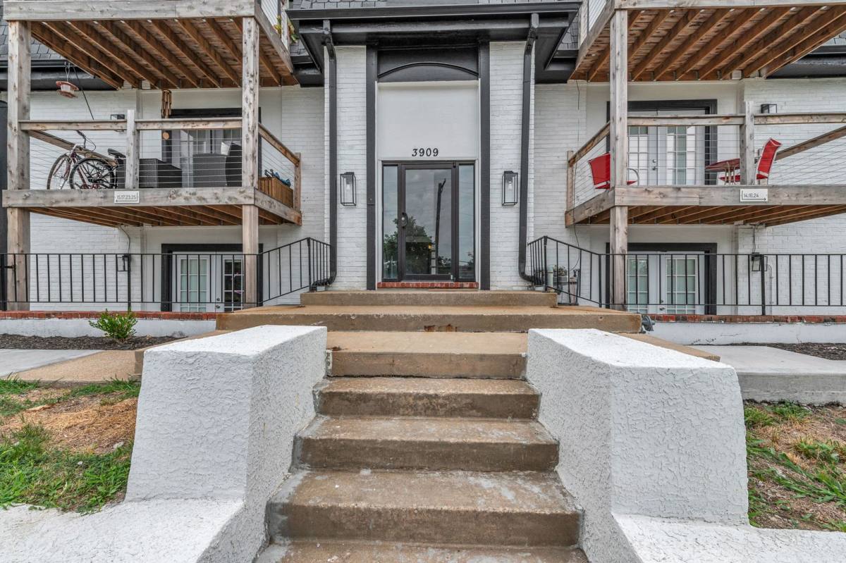 Apartment for rent at 3909 Kenwood, Kansas City, MO 64110