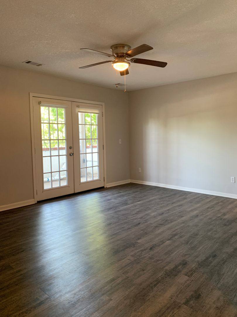 Apartment for rent at 3909 Kenwood, Kansas City, MO 64110
