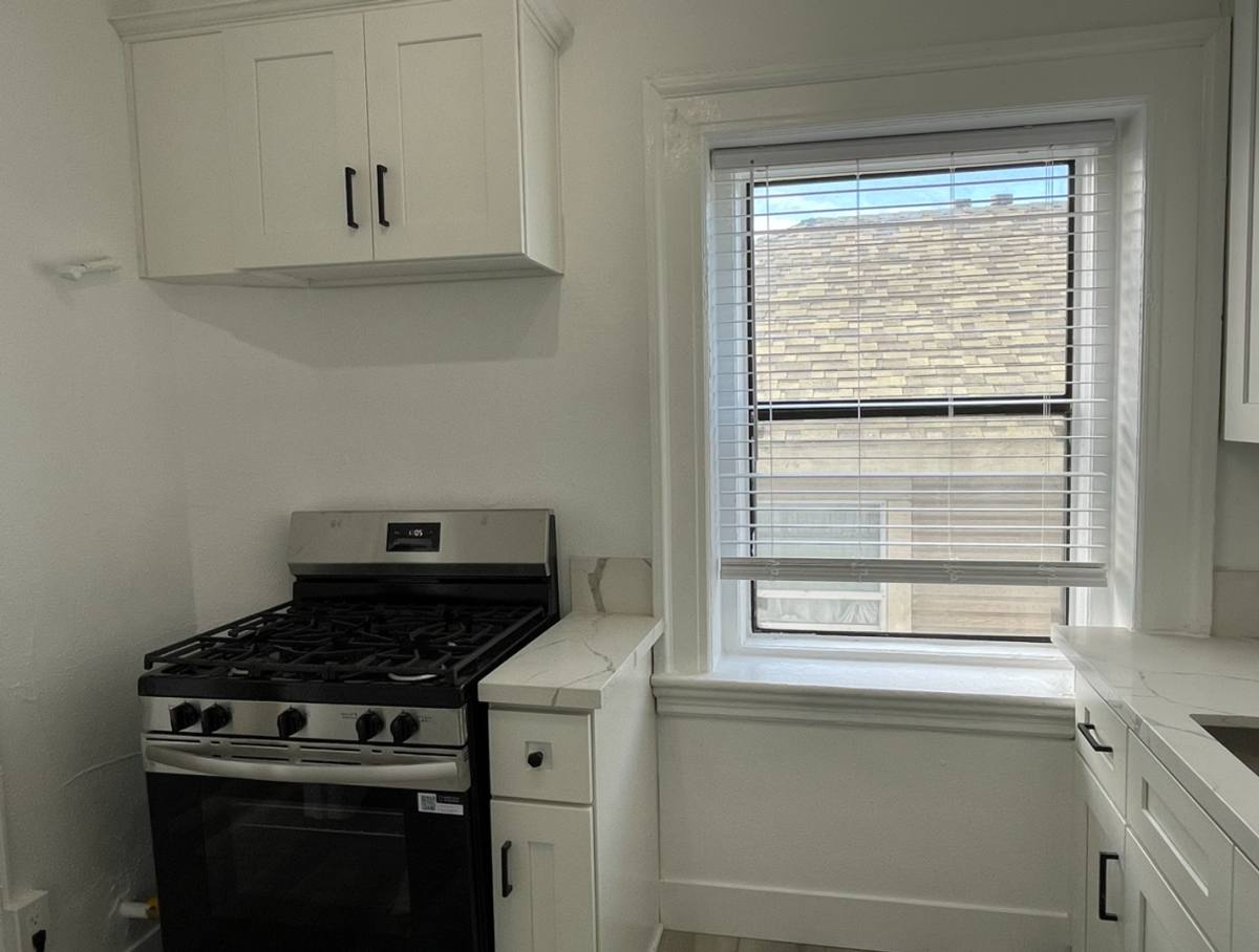 Apartment for rent at 1501 W Adams Blvd, Los Angeles, CA 90007