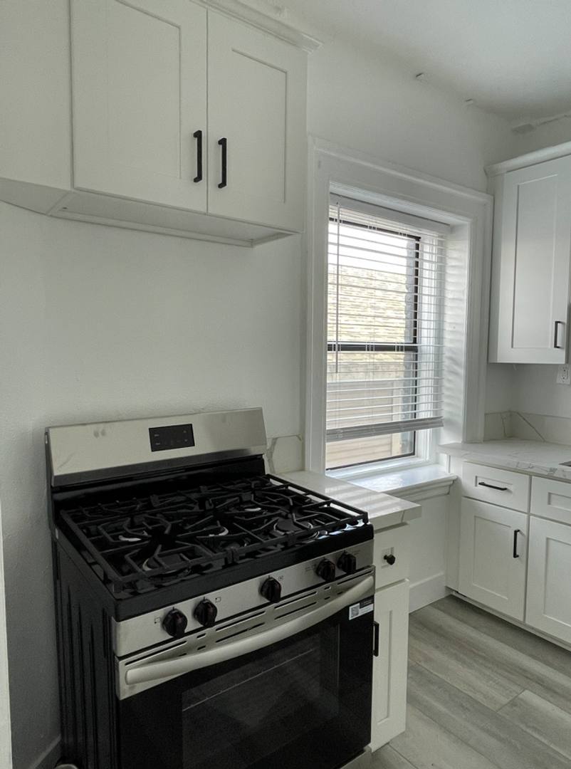 Apartment for rent at 1501 W Adams Blvd, Los Angeles, CA 90007
