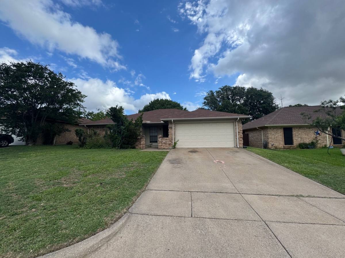 House for rent at 1940 Willow Vale Dr, Fort Worth, TX 76134