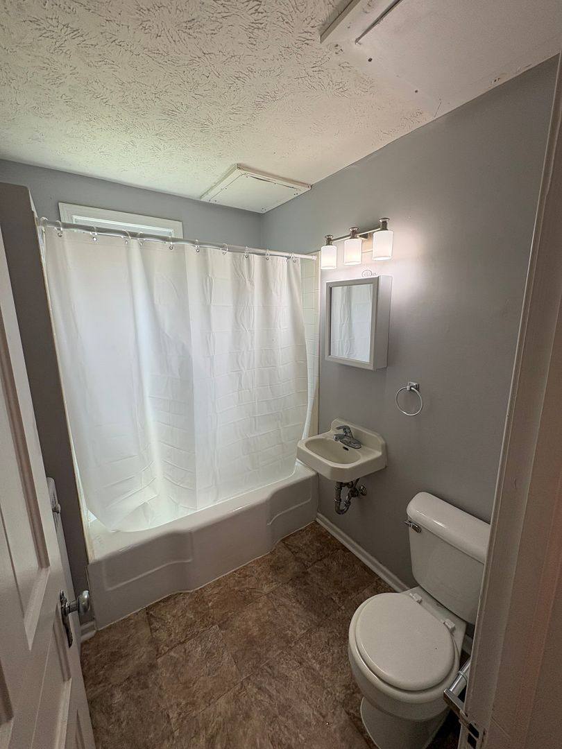 Apartment for rent at 3166 Davenport St, Omaha, NE 68131