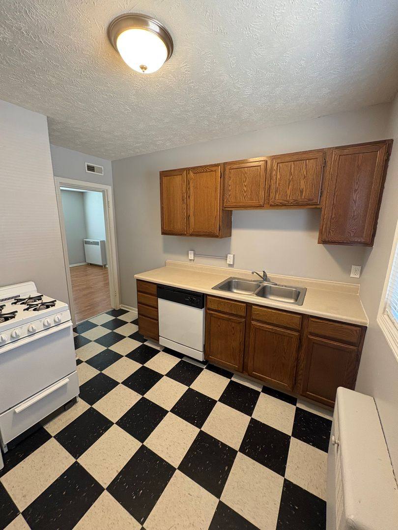 Apartment for rent at 3166 Davenport St, Omaha, NE 68131
