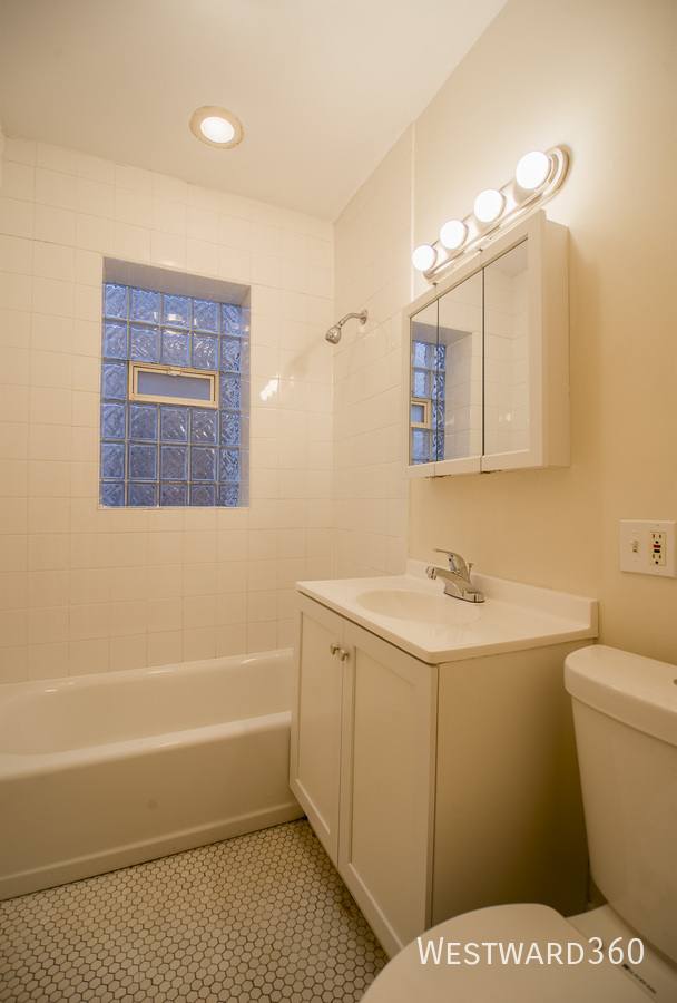Apartment for rent at 7648 N Greenview #3, Chicago, IL 60626