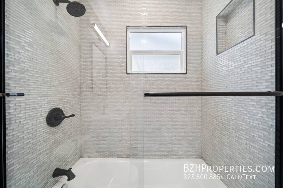 Apartment for rent at 1029 N Gardner St, Los Angeles, CA 90046
