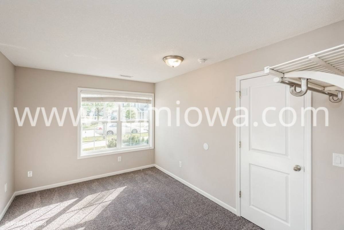 Townhouse for rent at 6905 Jack London Dr, Johnston, IA 50131