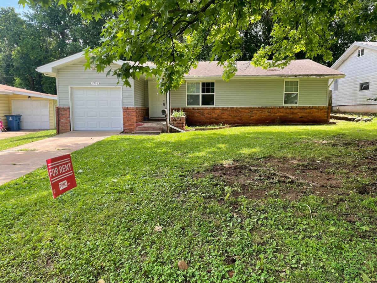House for rent at 1918 S Broadway Ave, Springfield, MO 65807