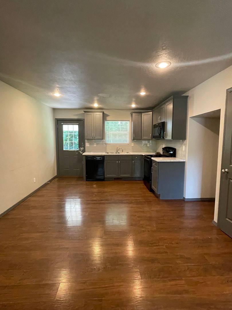 House for rent at 1918 S Broadway Ave, Springfield, MO 65807