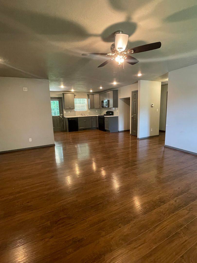 House for rent at 1918 S Broadway Ave, Springfield, MO 65807