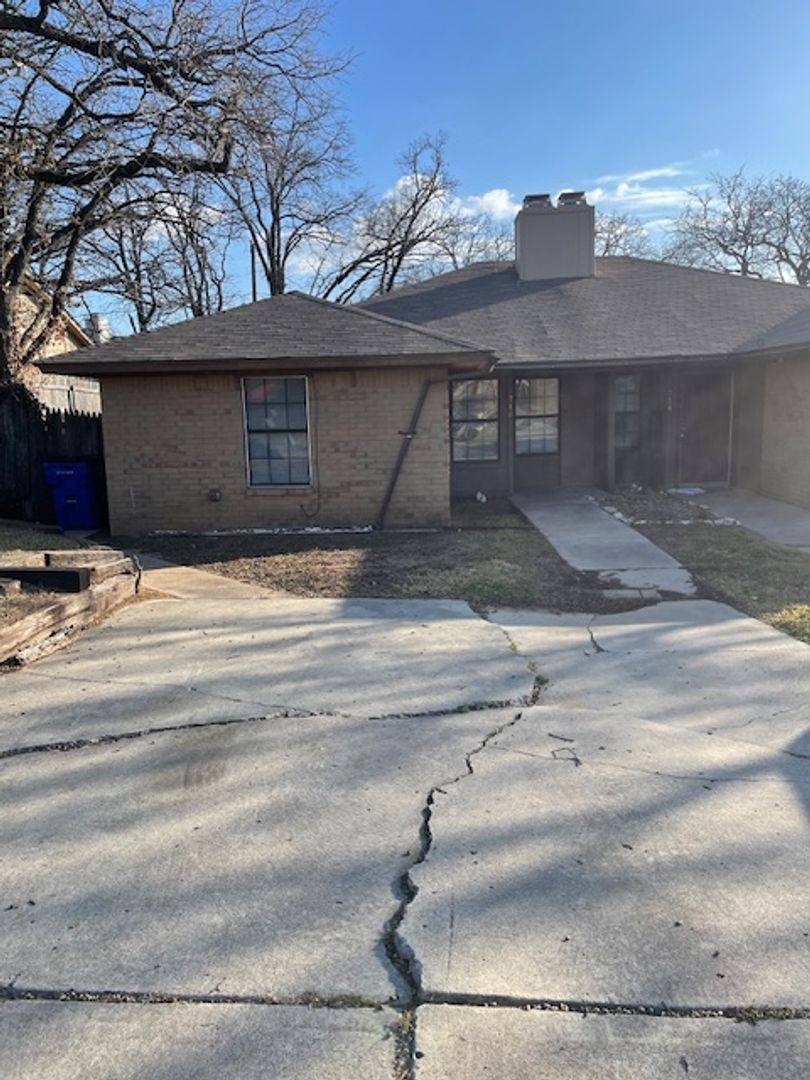 House for rent at 716 Woodland Court, Kennedale, TX 76060