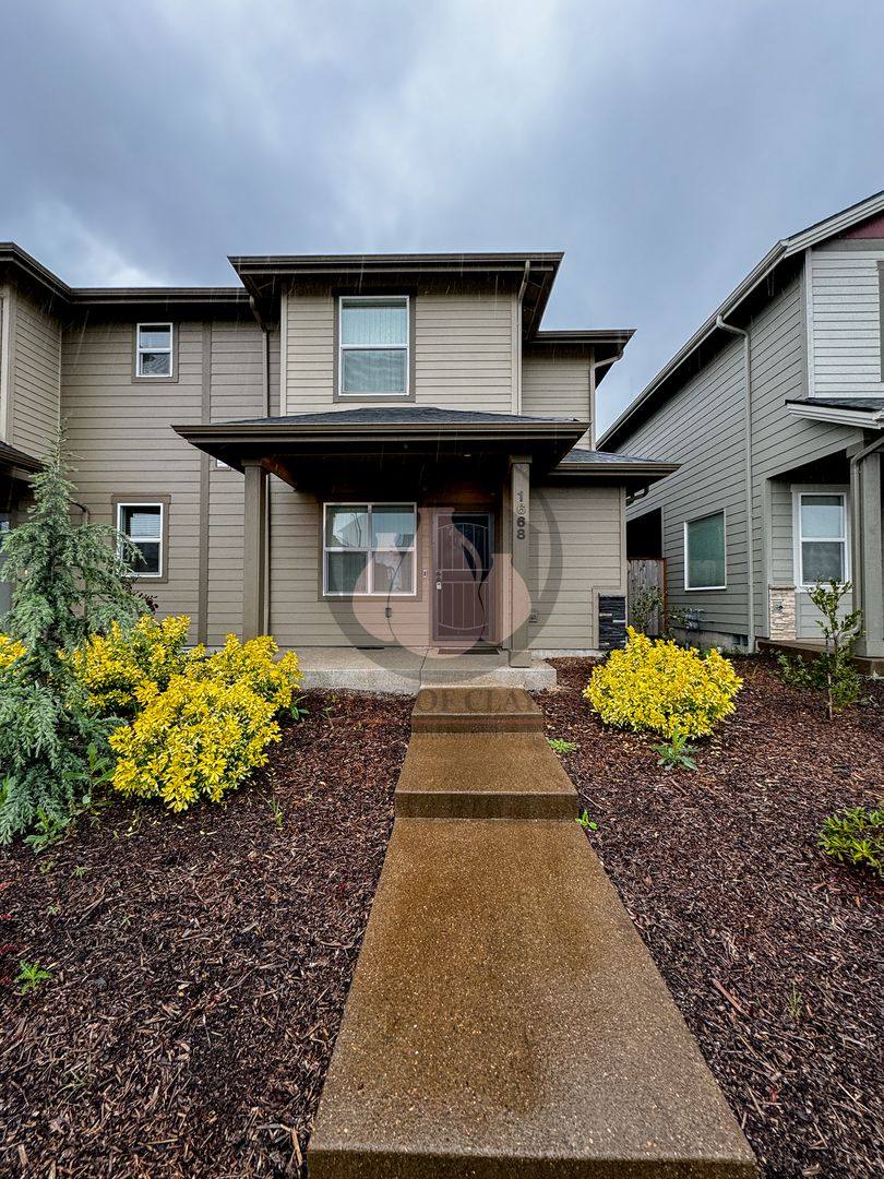 Townhouse for rent at 1668 SE Barberry Ave, Dallas, OR 97338