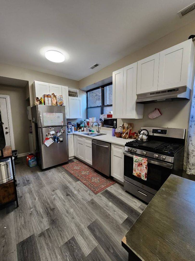 Apartment for rent at 805 S Bishop St, Chicago, IL 60607