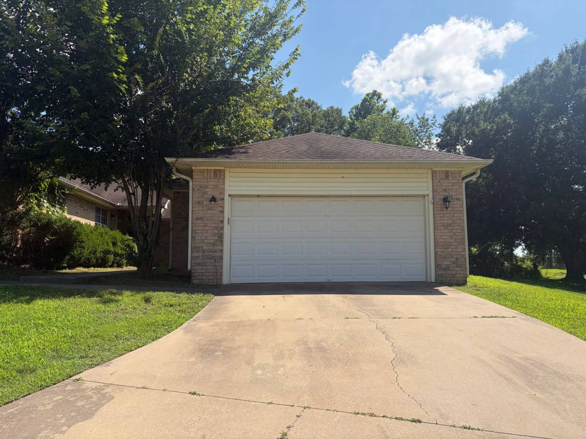 Apartment for rent at 1075 Grinnel Circle, Greenwood, AR 72936