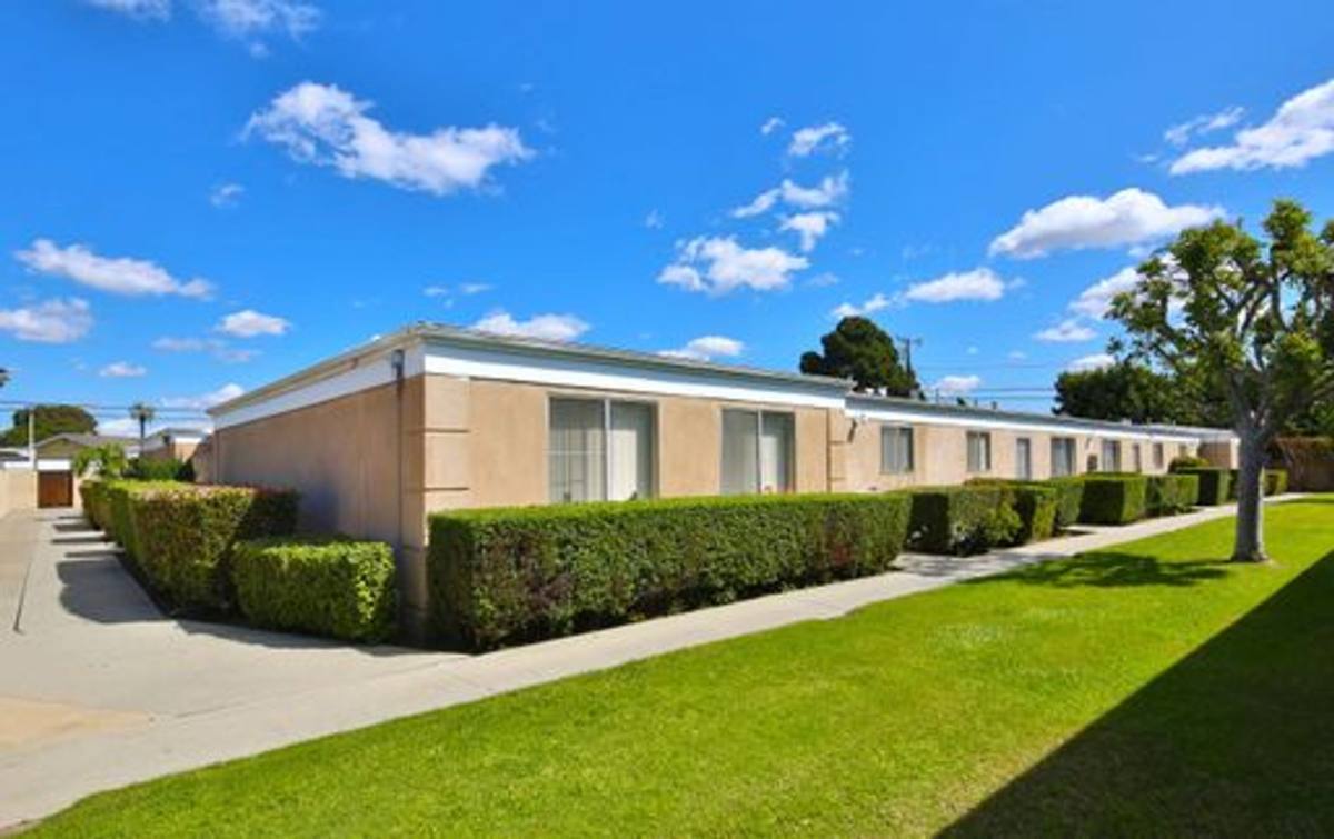 Townhouse for rent at 2950 W Lynrose Dr, Anaheim, CA 92804